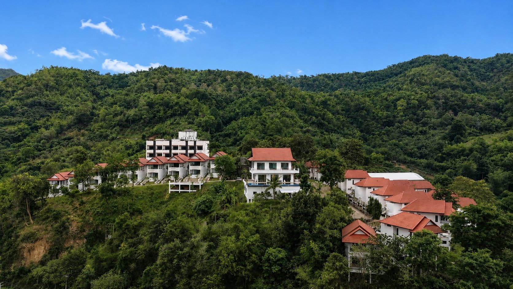 远山与度假村全景