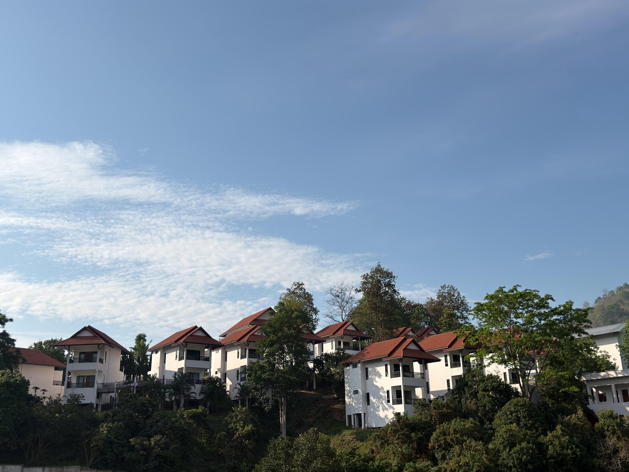 红瓦白墙的別墅建筑群与蓝天